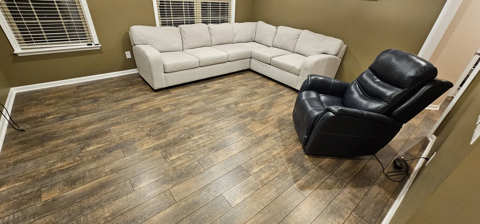 Multi-Room Laminate Layout with Flush Threshold Profiles